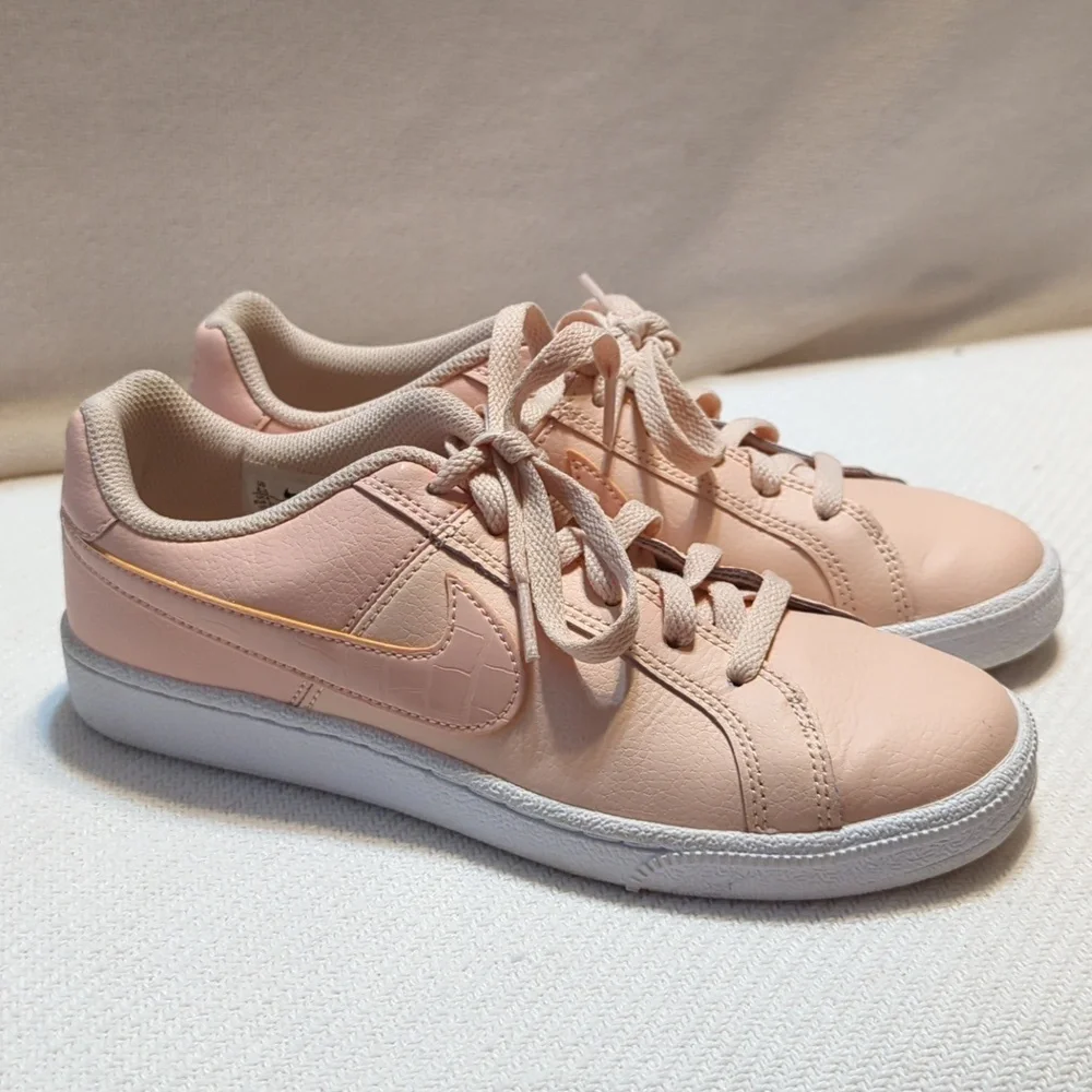 Nike womens Size 6.5 - Nike Court‎ Royale Washed Coral 749867-604
